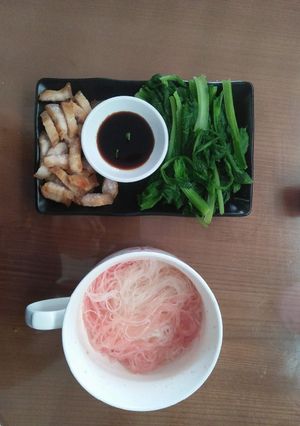 Hình của món Eat clean: Bún khô, cải ngọt, ba chỉ áp chảo.