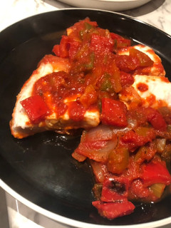 Una foto de Bacalao con salsa de tomate