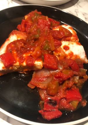 Una foto de Bacalao con salsa de tomate