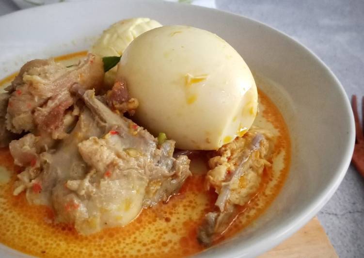 Opor Ayam (Oops, Opor tulang ayam????) dan telur