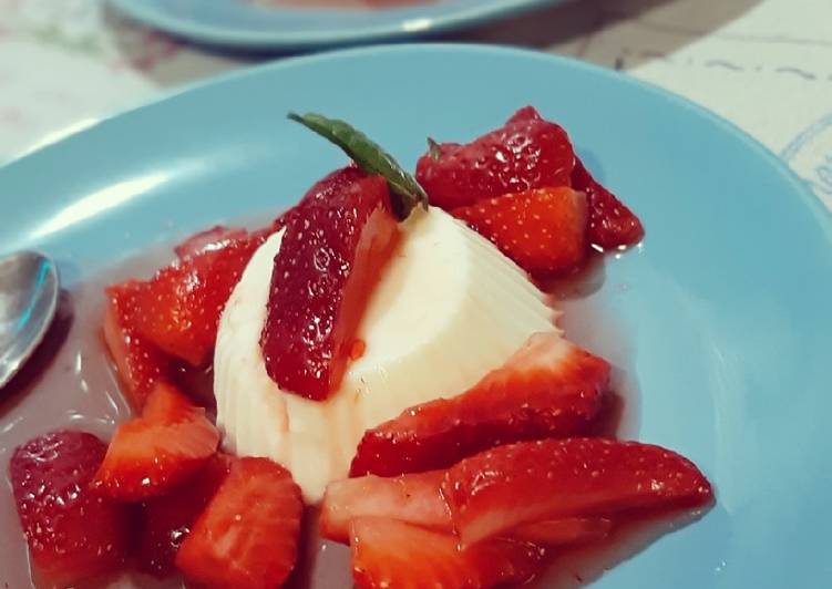 Panna cotta al cocco con fragole alla menta