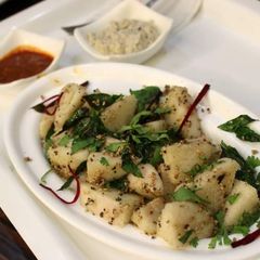 A picture of Fried idli with chutney.