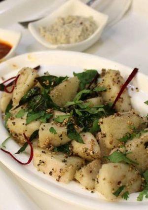 A picture of Fried idli with chutney.