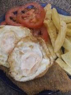 Una foto de Milanesa con papas fritas! Y algo más
