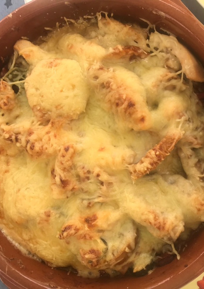Una foto de Estofado de pollo Keto con queso y tomate al horno
