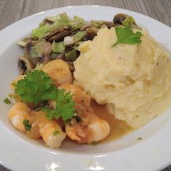 A picture of Lemony scallops with leek, mushrooms and creamy potato purée.