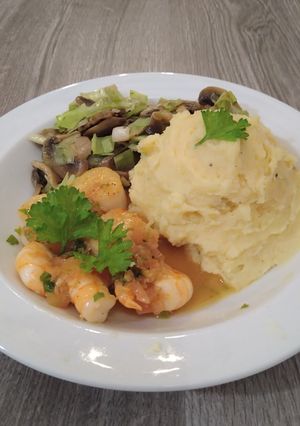 A picture of Lemony scallops with leek, mushrooms and creamy potato purée.