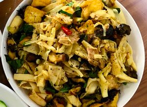 Hình của món Ốc xào măng.