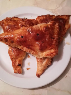 Una foto de Triángulos de hojaldre pizzero