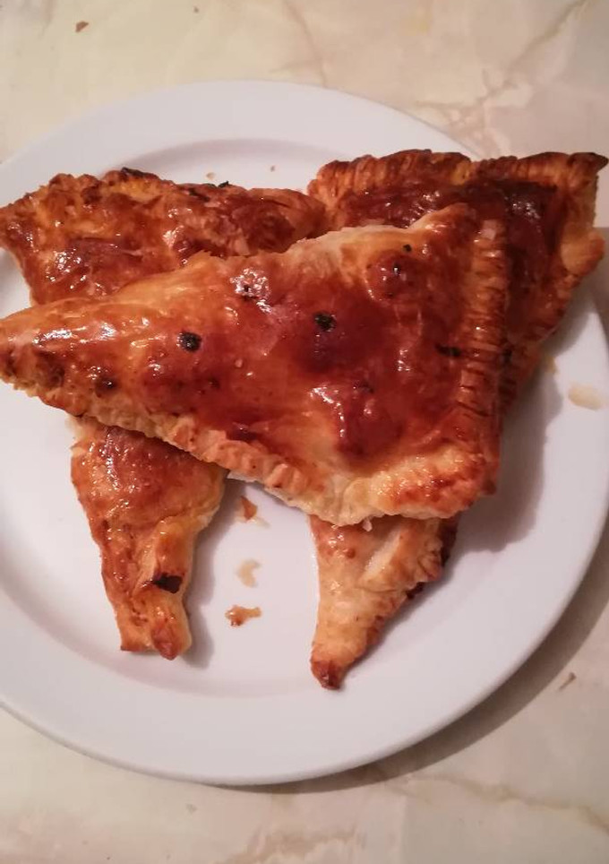 Una foto de Triángulos de hojaldre pizzero