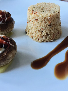 Una foto de Champiñones rellenos + cuscus🍄🍚(vegetariano)