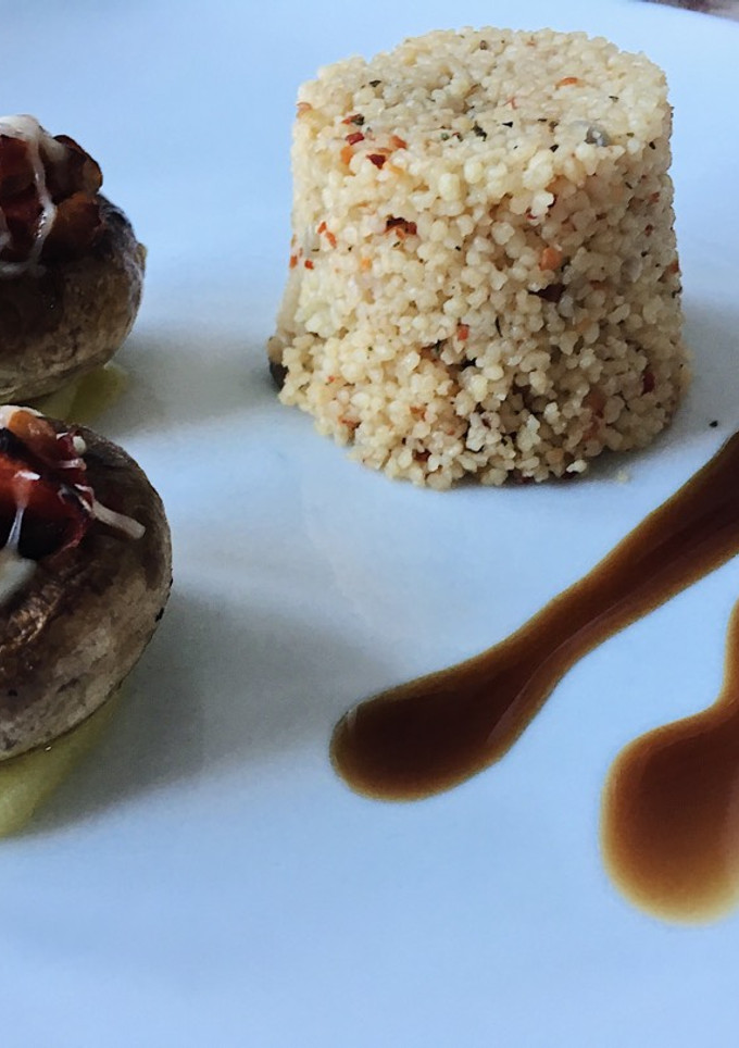 Una foto de Champiñones rellenos + cuscus🍄🍚(vegetariano)