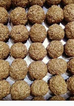 तिल गुड़ के लड्डू (Til gur ka ladoo recipe in Hindi) रेसिपी मुख्य फोटो