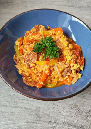 Tojásos lecsó kolbásszal recept fotója