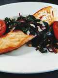 Gebratener Lachs mit Mangold und Tomaten
