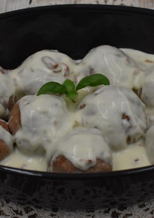 Zdjęcie przepisu Kotleciki mielone w sosie carbonara.