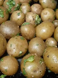 Una foto de Papas cóctel con ajo y perejil
