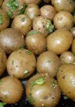 Una foto de Papas cóctel con ajo y perejil