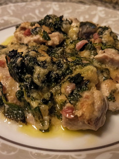Una foto de Muslos de pollo con espinacas y queso