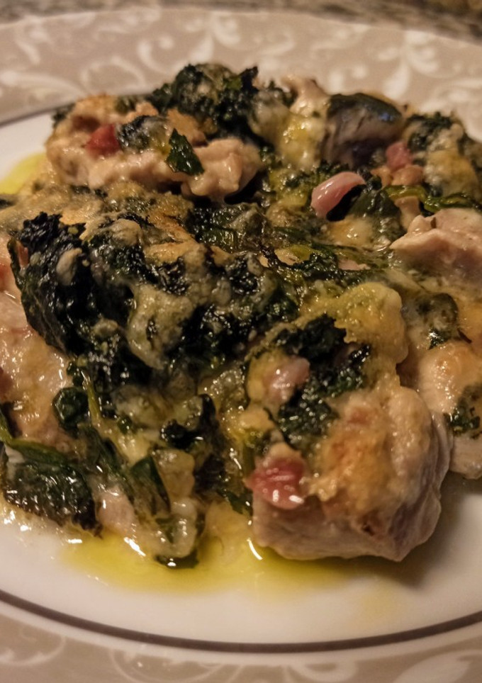 Una foto de Muslos de pollo con espinacas y queso