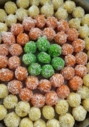 ટોપરા ના લાડુ (Topra Ladoo Recipe In Gujarati) રેસીપી મુખ્ય ફોટો