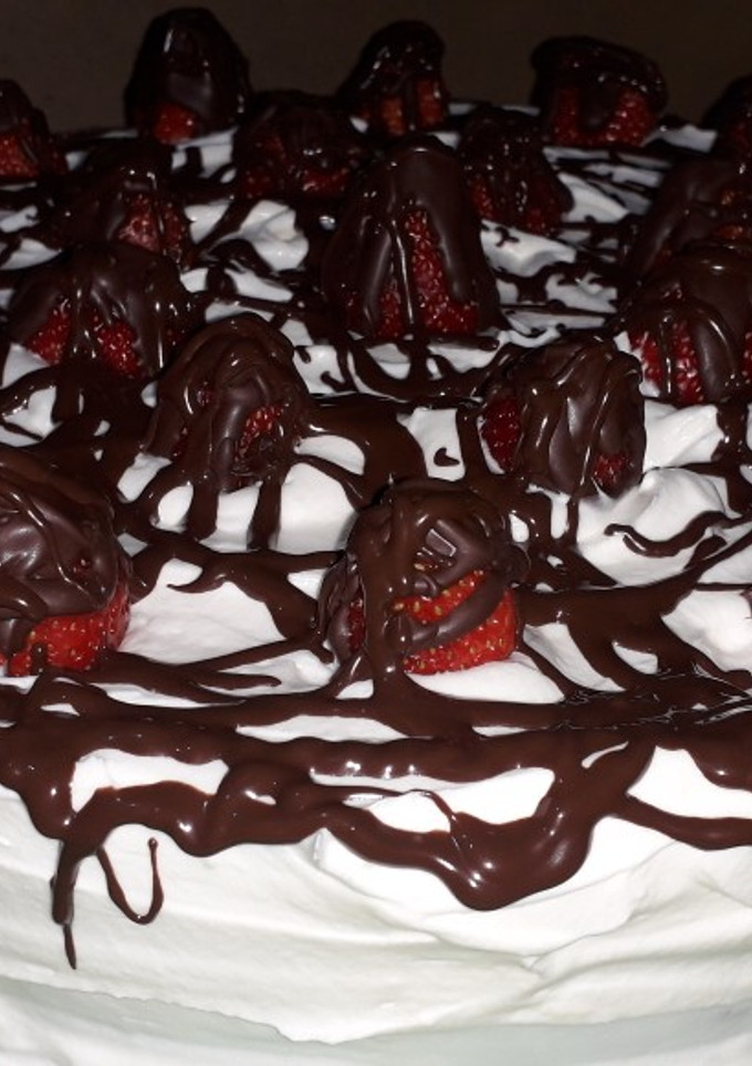 Una foto de Postre de frutillas y chocolate