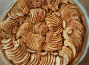 Une photo de Tarte aux pommes et à la confiture de rhubarbe