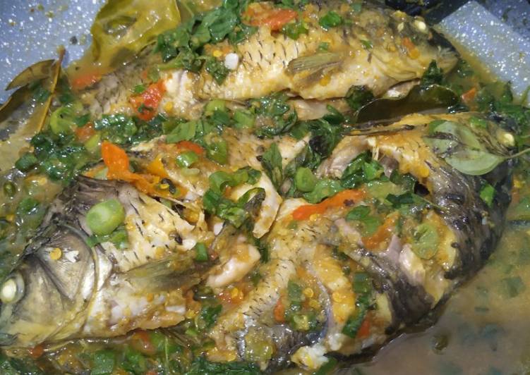 Langkah Mudah untuk meracik Ikan mas pedas kemangi yang Bikin Ngiler