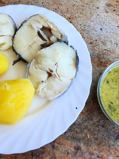 Una foto de Salsa verde "A mi bola" con merluza cocida