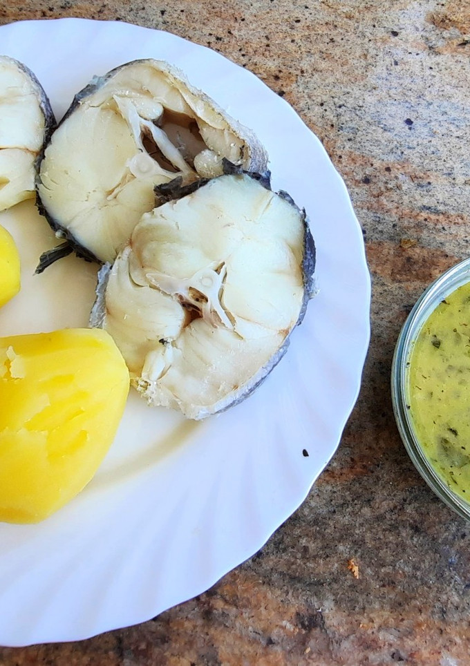 Una foto de Salsa verde "A mi bola" con merluza cocida