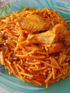 Una foto de Fideos con alitas de pollo