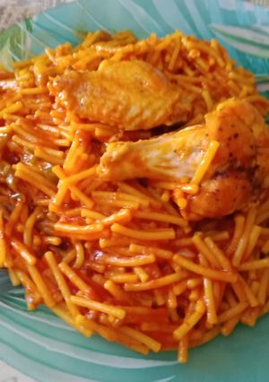 Una foto de Fideos con alitas de pollo