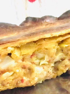 Una foto de EMPANADA DE 🍗 POLLO, VEGETALES 🧅🫑🌶 Y SALSA BLANCA 😋🙌🏼🤩🥰🧅🍗🫑👏🤗