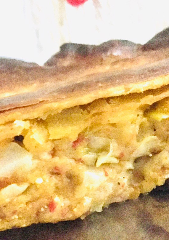 Una foto de EMPANADA DE 🍗 POLLO, VEGETALES 🧅🫑🌶 Y SALSA BLANCA 😋🙌🏼🤩🥰🧅🍗🫑👏🤗
