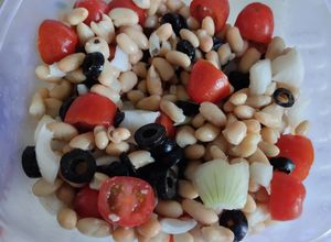 Une photo de Salade de tomates, haricots blancs et olives 🍅