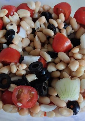 Une photo de Salade de tomates, haricots blancs et olives 🍅