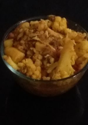 নিরামিষ আলু ফুলকপির ডালনা (niramish aloo foolkopir dalna recipe in Bengali) রেসিপির প্রধান ছবি
