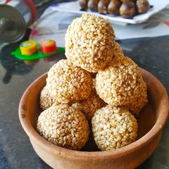 A picture of Till peanuts ladoo.