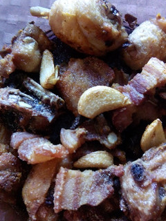 Una foto de Pollo y panceta al ajillo