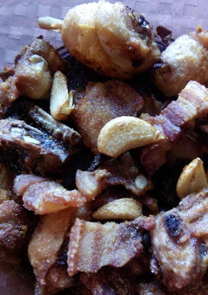 Una foto de Pollo y panceta al ajillo