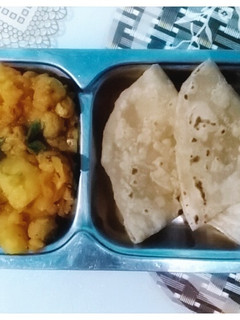 சப்பாத்தி சோயா சங்ஸ் உருளைக்கிழங்கு கறி(Chappathi Soya Chunks Potato Curry recipe in tamil) செய்முறை முக்கிய புகைப்படம்