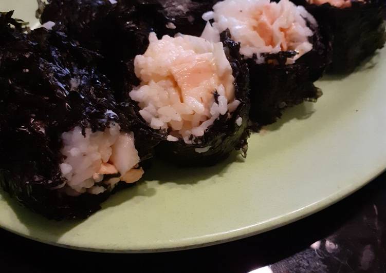 Bagaimana Menyiapkan Sushi isi Salmon, Lezat Sekali