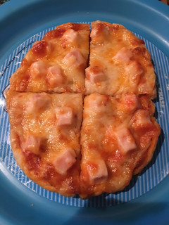 Una foto de Mini pizza de hojaldre con pavo y queso