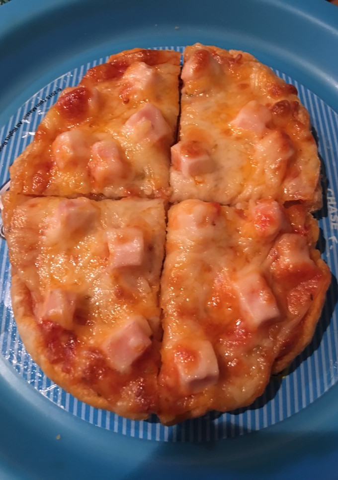 Una foto de Mini pizza de hojaldre con pavo y queso