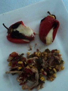 Una foto de Chiles Güeros rojos rellenos de queso y con elote con pollo ranchero el Ocote de las Correa