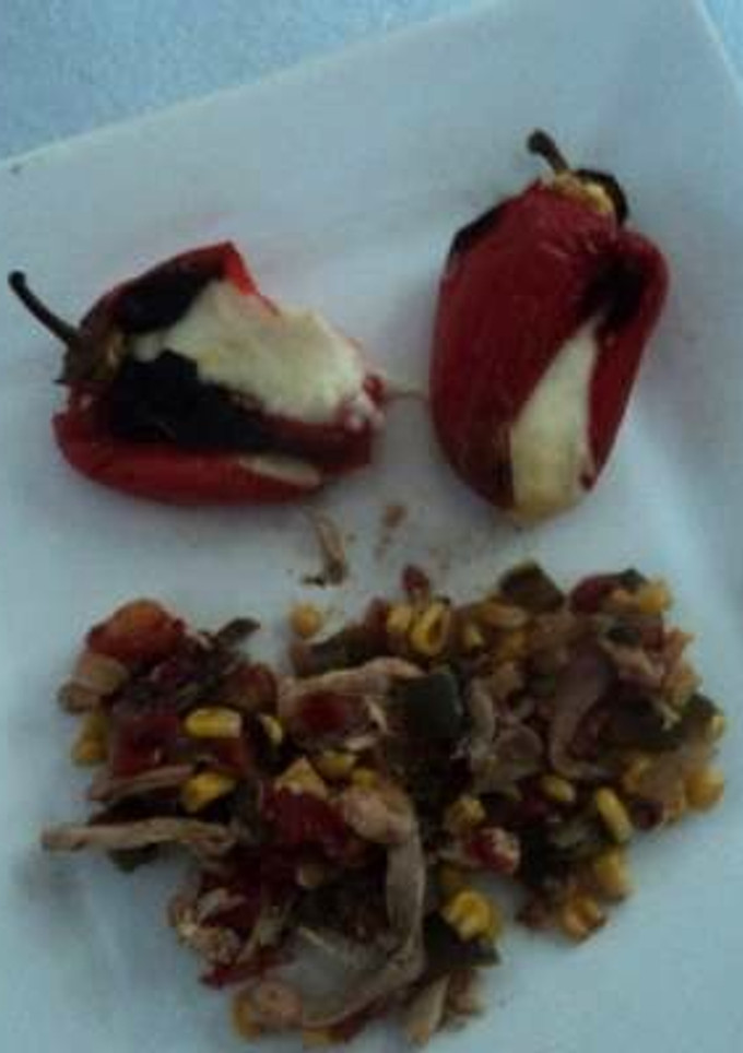 Una foto de Chiles Güeros rojos rellenos de queso y con elote con pollo ranchero el Ocote de las Correa