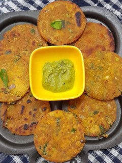 જુવાર પરાઠા(Jowar Paratha Recipe in Gujarati) રેસીપી મુખ્ય ફોટો