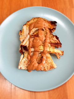 Una foto de Col asada con salsa de tahini