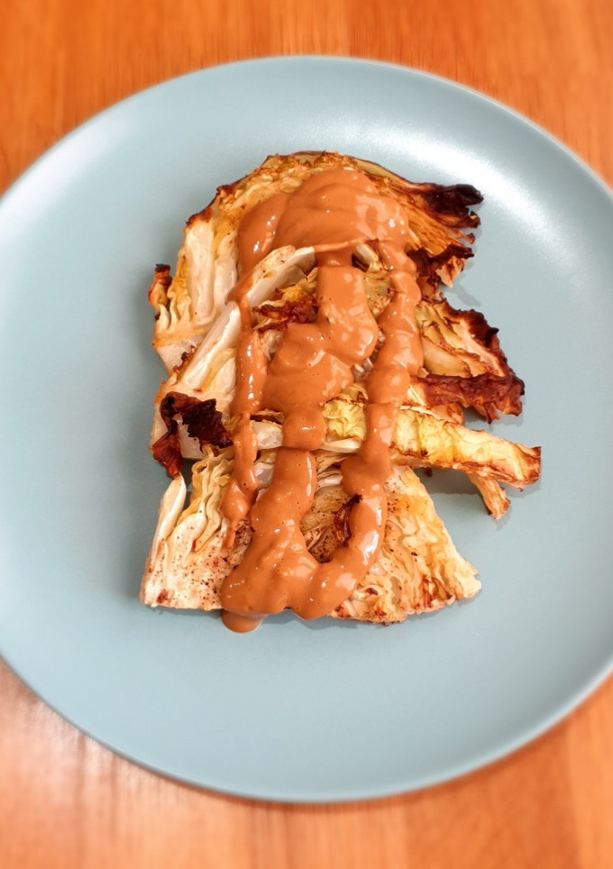 Una foto de Col asada con salsa de tahini