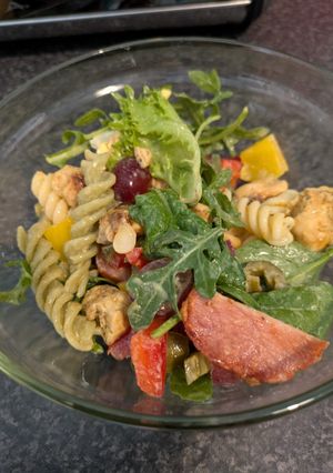 A picture of Chicken and bacon pasta salad.